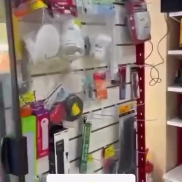 Interior del local con productos en stock