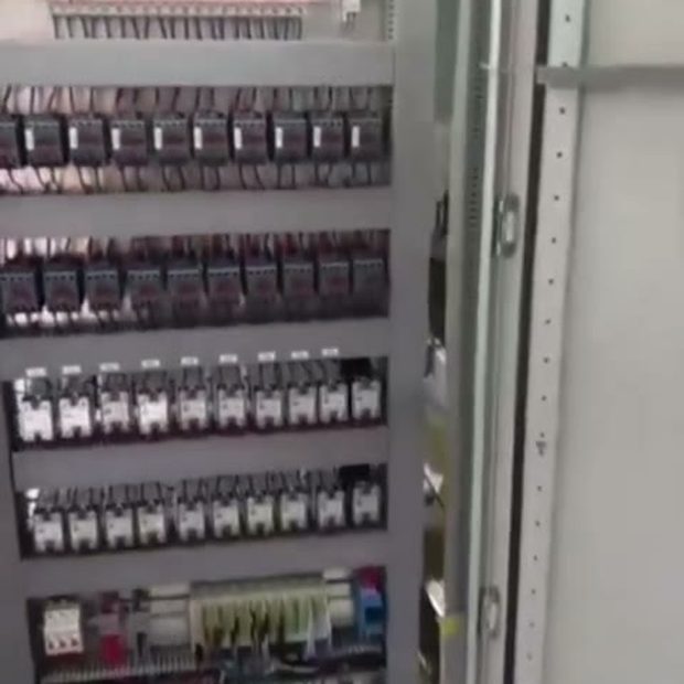 Tablero eléctrico armado con contactores, relés y disyuntores